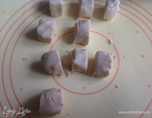 Скатать из теста жгут и разделить на 25 частей, в этот раз делала пол порции и немного переборщила с мукой, поэтому тесто было покруче, результат все равно был отличный!)
