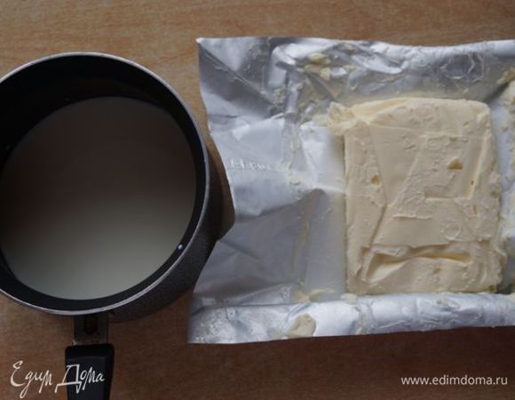 Молоко, масло растопить.