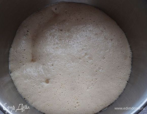 Когда на опаре появится пенная шапка - работаем дальше.