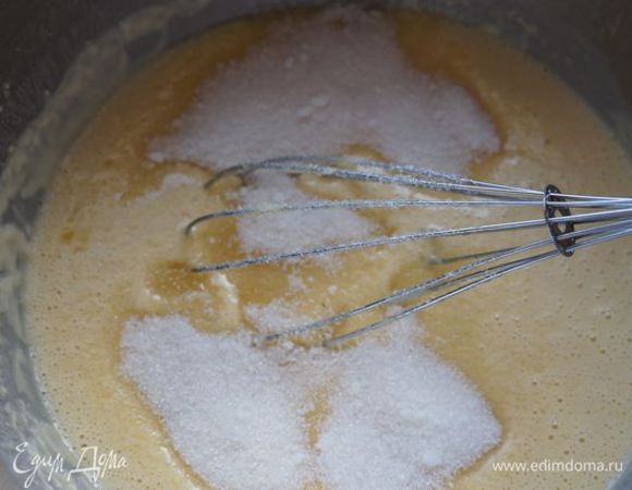 Вливаем растопленное масло (33-38"С) в опару, добавляем желтки - размешиваем.