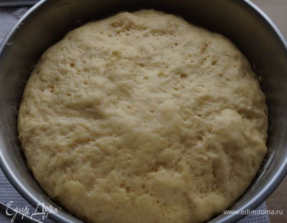 Всыпаем муку (500 г), замешиваем тесто, накрываем полотенцем и ставим в теплое место подходить.