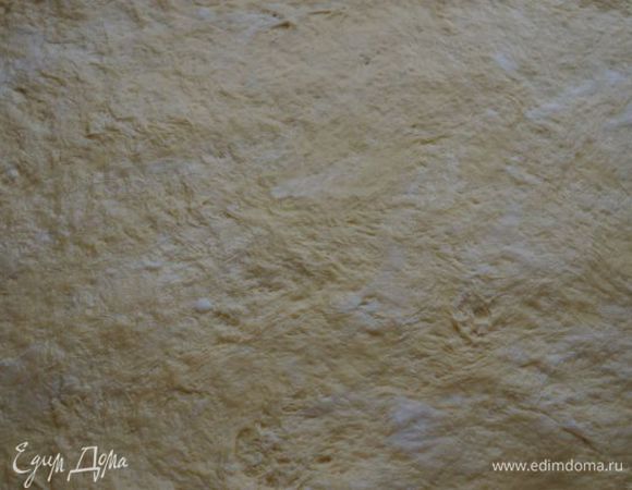 Когда тесто увеличится не меньше, чем в 2 раза - выкладываем на рабочую поверхность, подмешиваем еще 50 г муки (чтобы не липло), раскатываем в тонкий пласт, смазываем мягким смальцем (25 г).