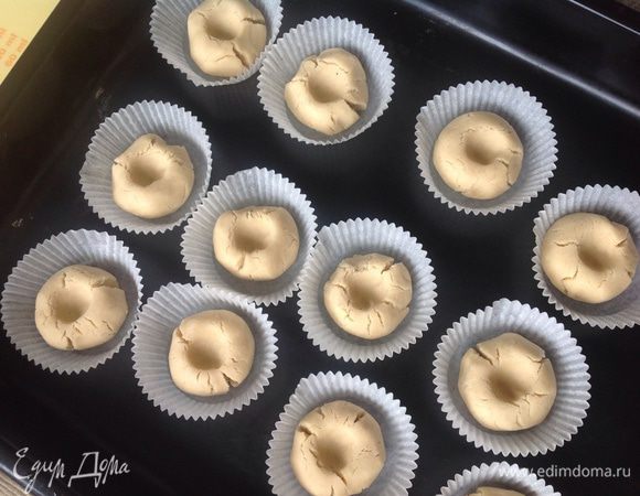 Указательный палец согнуть и сделать косточкой углубления в пещерках)))...не стала фоткать как это делается, думаю все поняли, хотя на шведском сайте все было продемонстрировано в подробностях))) 
