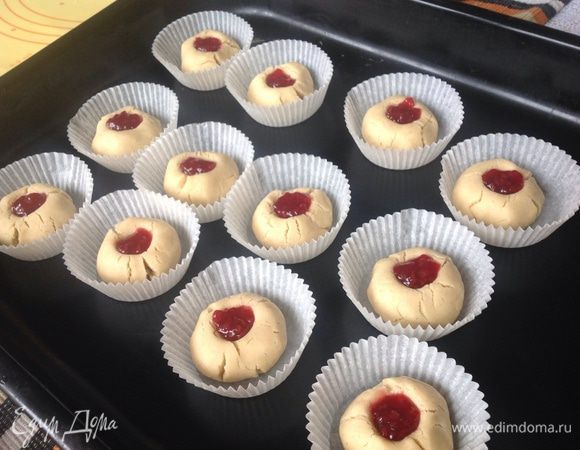 Маленькой ложечкой разложить малиновое варенье, на каждую печенюшку и в духовку при 200 гр.на 12 минут.