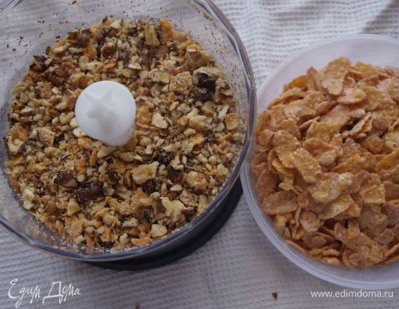 Для начинки: орехи и хлопья измельчаем (несильно). 