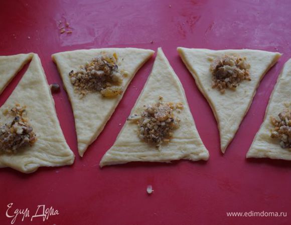 Раскатываем и режем на треугольнички, выкладываем начинку, сворачиваем рогалики.