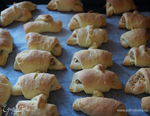 Выпекаем около 18-20 минут до красивого золотисто-коричневого цвета (можно смазать желтком для блеска, просто я забыла это сделать) наслаждаемся хрупкими рогаликами! 