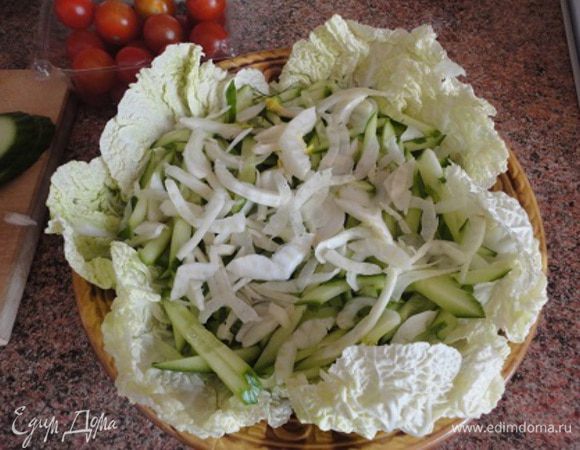 Фенхель также нарезать соломкой и выложить поверх огурцов. Немного посолить и сбрызнуть смесью масла и лимонного сока. Масло я использовала настоянное на красном перце и чесноке.