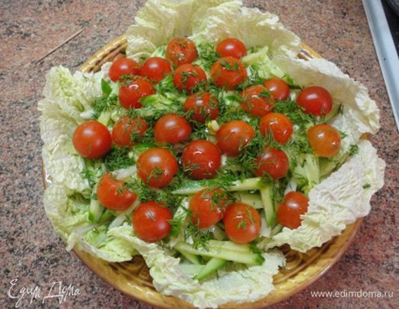 Посыпать укропом или другой любимой зеленью. Все! Салат готов! Просто, вкусно, витаминно!