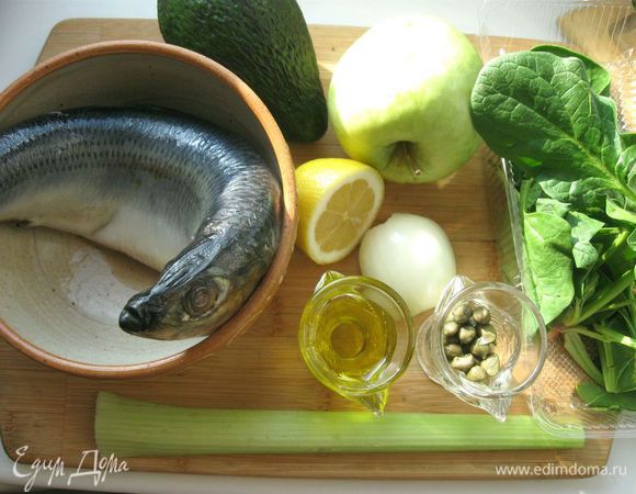 Овощи и фрукты помыть. Селедку разделать на филе: почистить, удалить голову, хвост и кости.