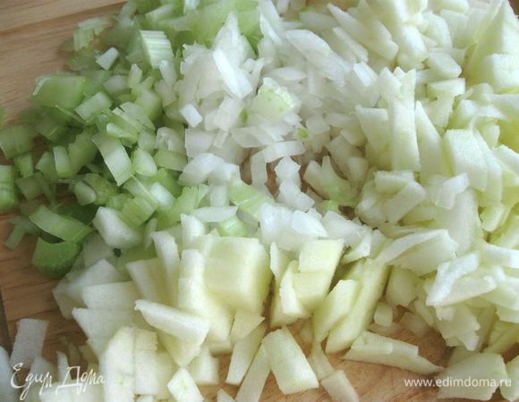 Стебель сельдерея освободить от волокон, мелко порезать. Лук и яблоко почистить и мелко порезать.
