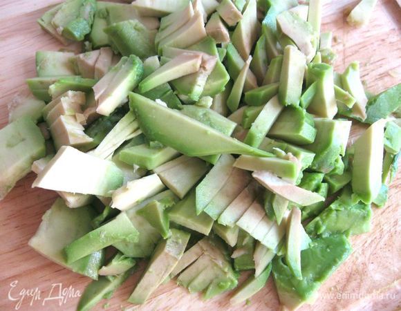 В миску выдавить сок пол - лимона. Положить лук, яблоко, сельдерей, каперсы, перемешать.  Авокадо разрезать пополам, удалить косточку, почистить, порезать на ломтики средней толщины.

