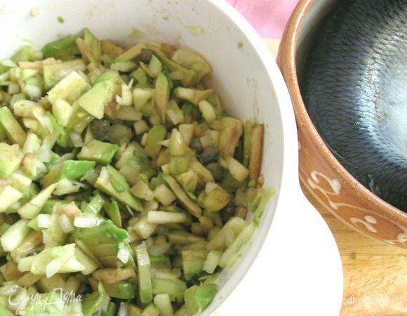 Добавить к салату, все перемешать. Три листика шпината поместить на несколько секунд в кипяток, затем сразу в холодную воду. Порезать. Добавить к салату.