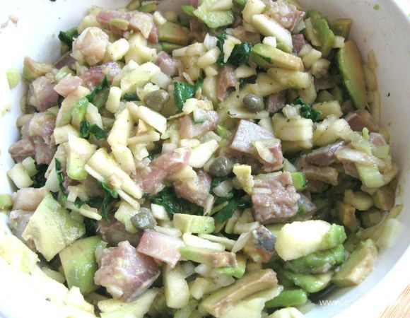 Селедку порезать на  кусочки, добавить в салат. Добавить перец, оливковое масло. В случае необходимости – соль. Отдельно приготовить заправку из майонеза и горчицы (добавить факультативно). 