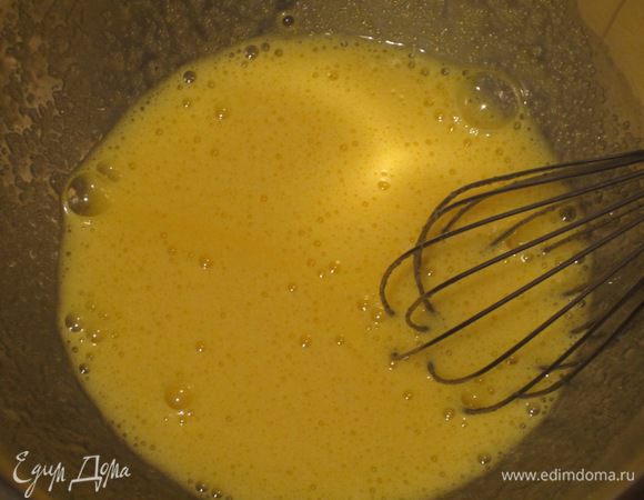 Яйца с сахаром взбить венчиком.
