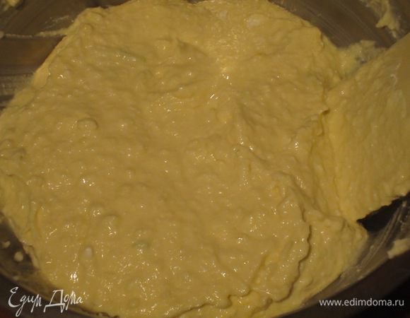 Добавить рикотту, сок и цедру лимона,ванильный экстракт,кокосовую стружку и хорошо перемешать.Добавить муку,щепотку соли и перемешать до получения однородной массы.
