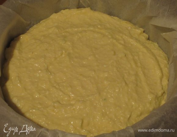 Выложить тесто в форму диаметром 20 см с пергаментом и выпекать в разогретой до 200 ° С духовке 40 минут.