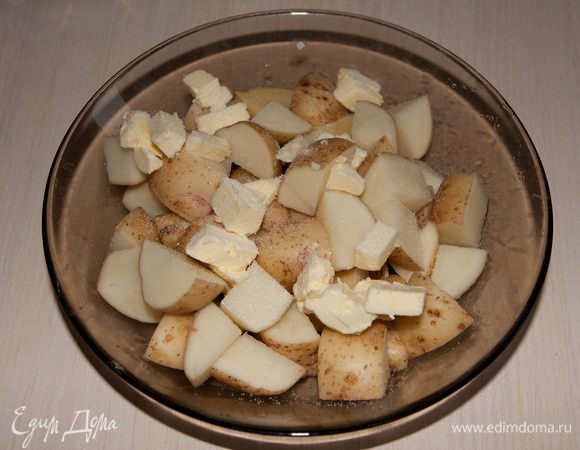 Молодой картофель вымыть, порезать кубиками. Добавить к нему порезанное сливочное масло (40г).