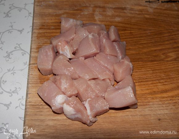 Филе порезать кубиками и смешать с карри.