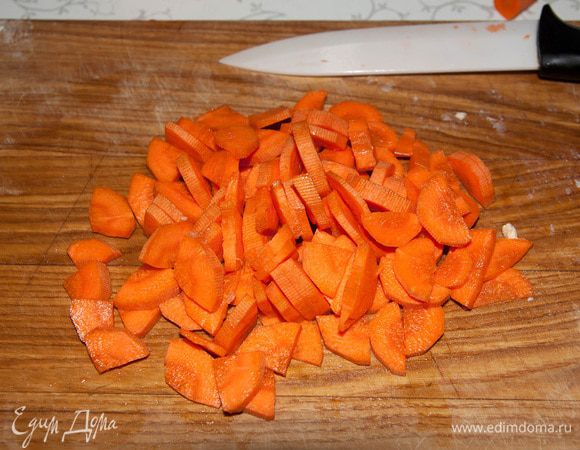 Морковь порезать кубиками.