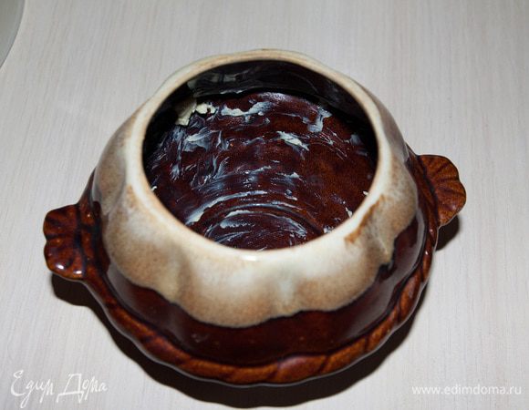 Горшочки смазать оставшимся маслом.