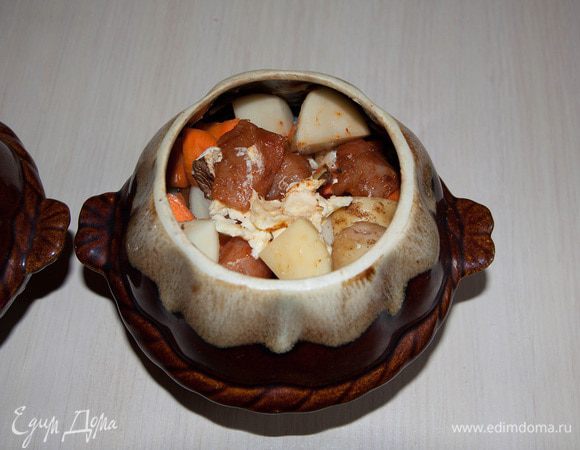 Добавить в горшочки слоями: картофель с маслом, морковь, грибы, филе и еще раз картофель с маслом.
Все посолить и поставить в духовку на 40 минут. Вкусный и простой обед готов!