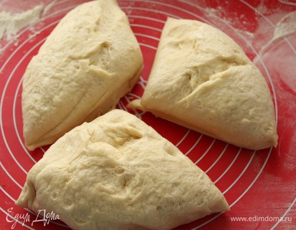 Когда тесто поднимется разделить его на 3 равные части.