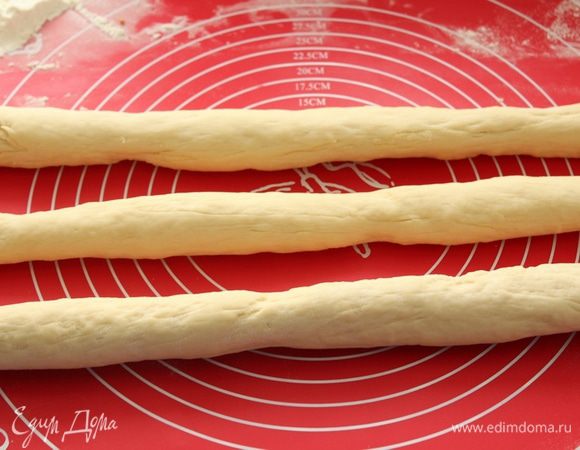 Скатать жгуты длиной примерно 60 см.