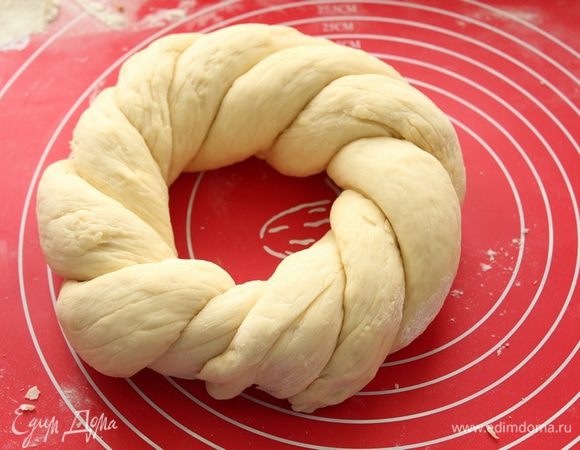 Затем 3 жгута скатать в один, концы подрезать и соединить их между собой (концы слегка смажьте водой).