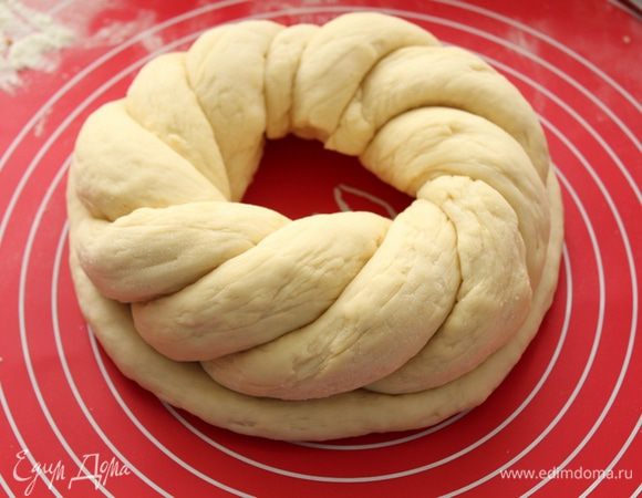 Из остатков теста скатать очередной жгут и обмотать вокруг будущего калача.