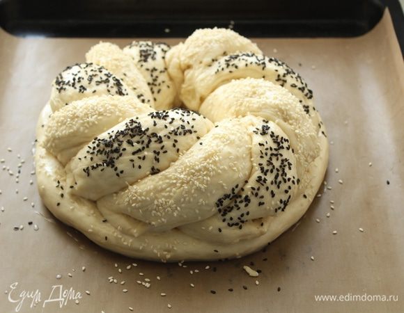 Оставить калач на расстойку 1 час. Смазать смесью - желток+молоко , или просто молоком , посыпать кунжутом.
 