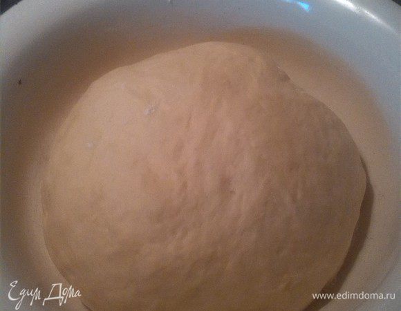 Масло сливочное растопить и остудить до комнатной температуры. Дрожжи развести в теплой воде. Муку просеять, добавить щепотку соли, 6 ст.л. сахара, растопленное масло, яйца, дрожжи, молоко и замесить мягкое тесто, которое не липнет к рукам.