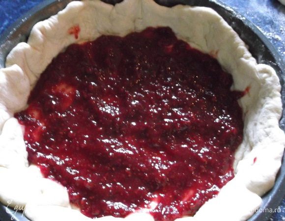 Тесто разделить на 2 части, одну побольше, а вторую поменьше. Большую часть раскатать и выложить в форму, смазанную маслом. Сверху смазать джемом.