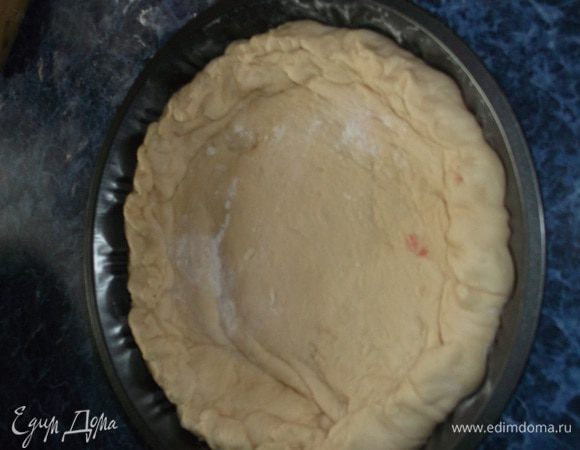 Меньшую часть раскатать и выложить поверх джема, защипляя края. Убрать в теплое место еще на 1 час.