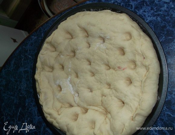 Приготовить заливку из сливок, желтка и 2 ст.л. сахара. Через час в пироге сделать неглубокие ямки.