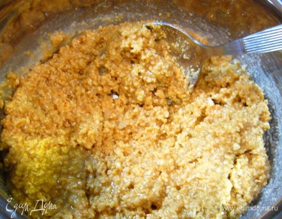 Подготовим миндаль. Опускаем его на 2 мин. в кипяток, откинем на дуршлаг. Когда орехи остынут, снять с них кожицу. Ядра посушить в духовке. Отправить в духовку и грецкие орехи подсушиться. Затем измельчить миндаль до состояния мелкой крошки.
Из сахара и 2 ст. л. воды сварить на медленном огне густой сироп, добавить измельченный миндаль, нагревать на тихом огне, постоянно помешивая, 4 мин. Выложить массу на плоское блюдо, накрыть пленкой и остудить. Можно снова взбить в блендере (я не взбивала).