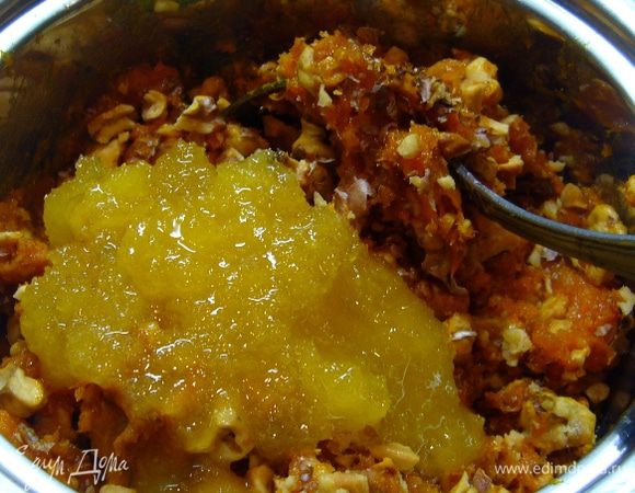 Курагу вымыть, распарить в кипятке. 100 г кураги отложить, остальную взбить в блендере. Грецкие орехи измельчить ножом. Смешать в кастрюльке с толстым дном пюре из кураги и грецкие орехи. Добавить мед, прогреть 4 мин. Не забываем помешивать!
Виноград вымыть и обсушить.