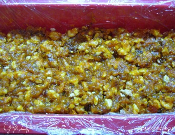 На нее – половину пюре из кураги с орехами.