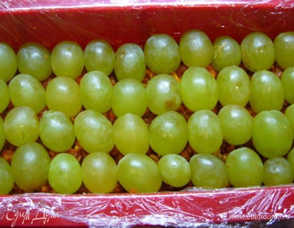 Укладываем виноград.