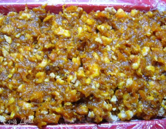 На него – вторую треть марципана.
Затем уложить оставшееся пюре из кураги.