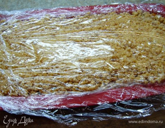 А последним слоем – марципан.
Накрываем форму пленкой и убираем в холодильник на ночь.