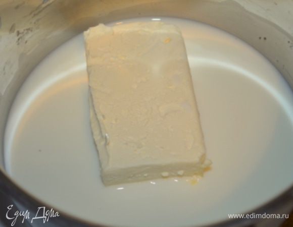 Лучше всего начать с бисквита, то есть испечь его заранее, с вечера. Для него в ковшике соединяем молоко с маслом и доводим до кипения на среднем, чтобы масло полностью растворилось в молоке.