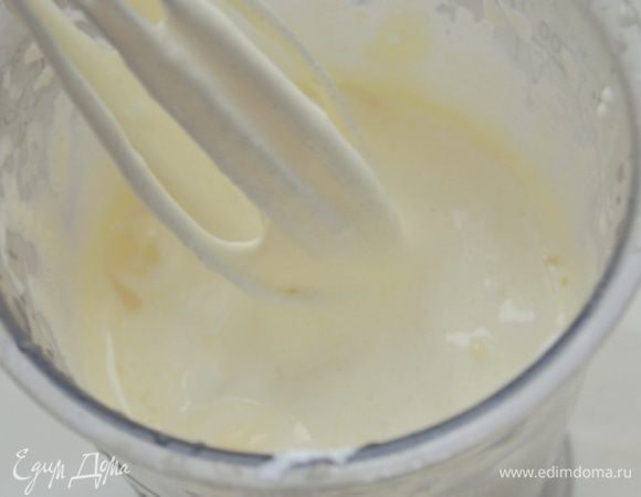 Яйца взбить с сахаром в пышную белую массу. Взбивать около 5 минут!
