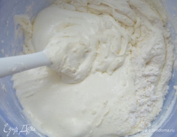 В яичную массу добавить муку, разрыхлитель, соль и ванильный сахар и аккуратно перемешать.