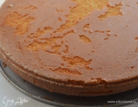 Готовый бисквит перевернуть на решетку и остудить.