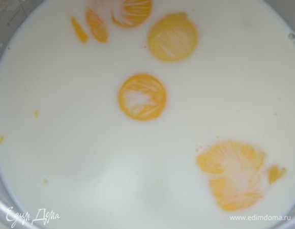 Для крема в ковше соединить молоко, желтки, оба вида сахара, соль и крахмал. Венчиком взбить.