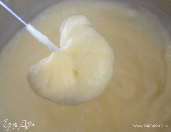 Поставить на средний огонь и варить до загустения. При этом постоянно помешивать венчиком, от крема не отходить. Огонь должен быть средним. Сначала крем будет жидким, но потом он резко начнет густеть и станет очень густым и плотным - тогда и снимать!