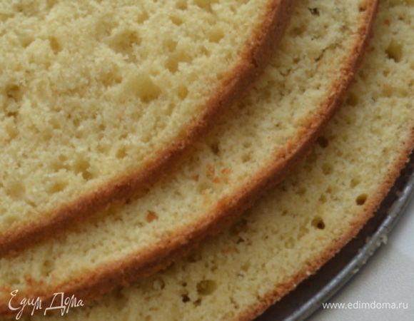 Итак корж, он вылежался, отдохнул и теперь его надо разрезать на 3 части.