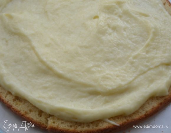 Промазать кремом. Крема много, можно не экономить! То есть промазываем 2 раза, сверху у нас корж без крема!