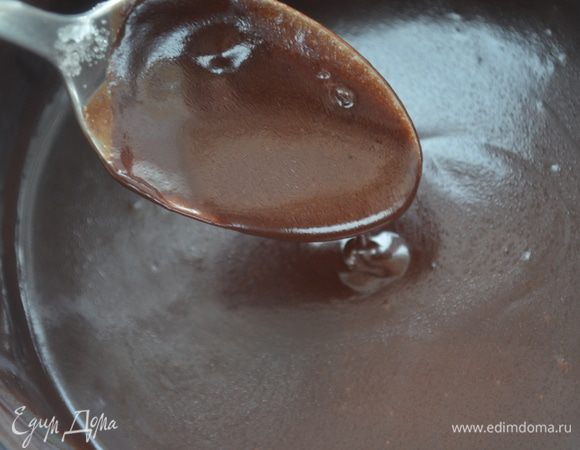 Сварить глазурь, я как всегда использовала любимую глазурь по рецепту свекрови: в ковше смешать все ингредиенты, довести на среднем огне до кипения и уварить, пока глазурь не станет жидкой и гладкой. Постоянно помешиваем ее при варки, чтобы не пригорела!